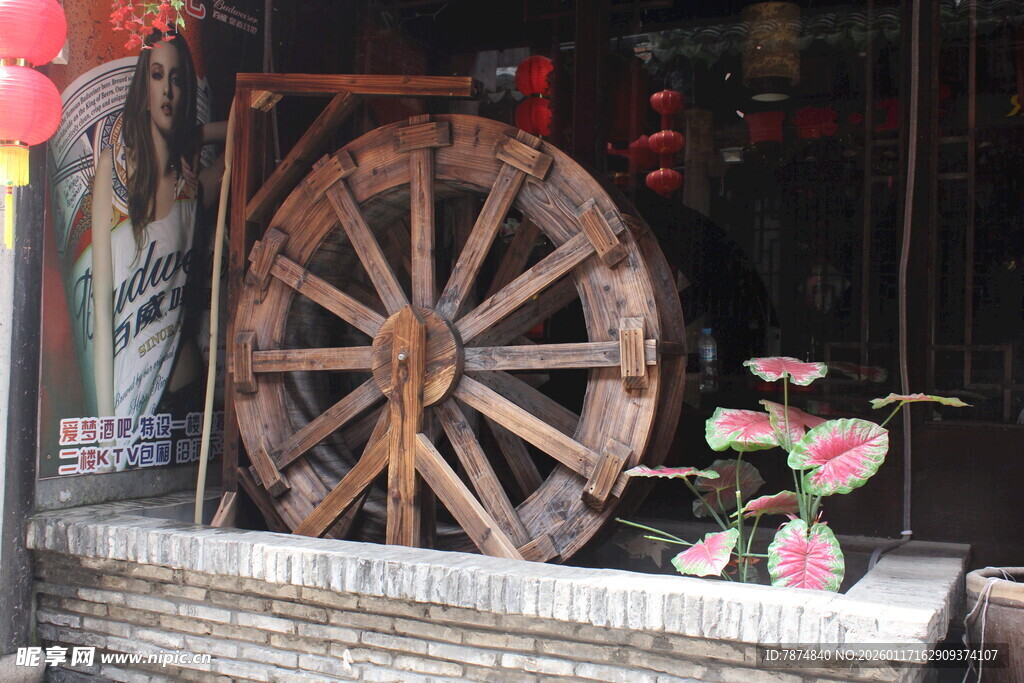 古旧木车轮与花卉摆件