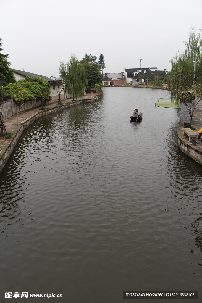 水乡河道小船景色宜人