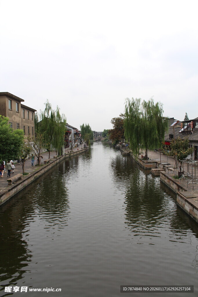 河畔城镇风光