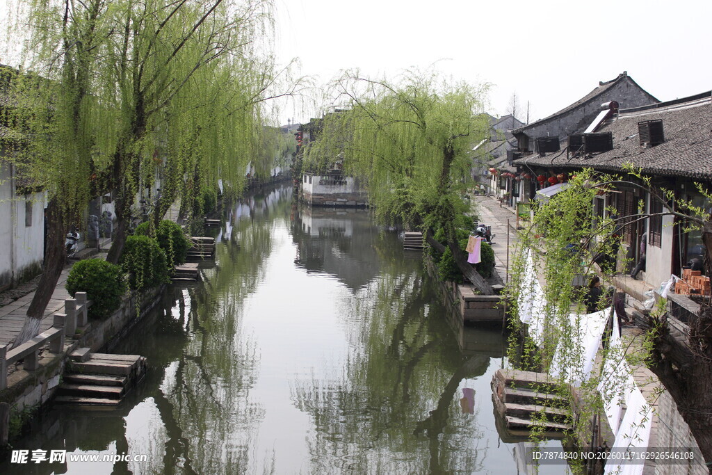 江南水乡静谧河道风光