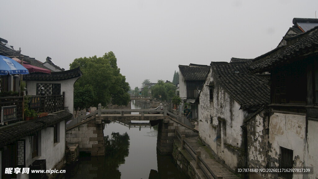 江南水乡古巷烟雨景致
