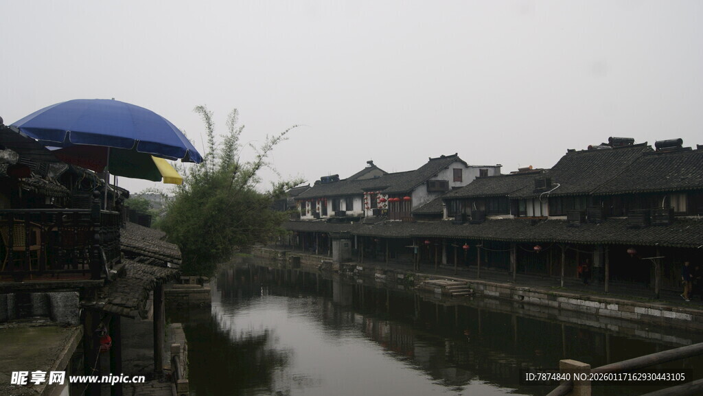 江南水乡雨中河畔景致