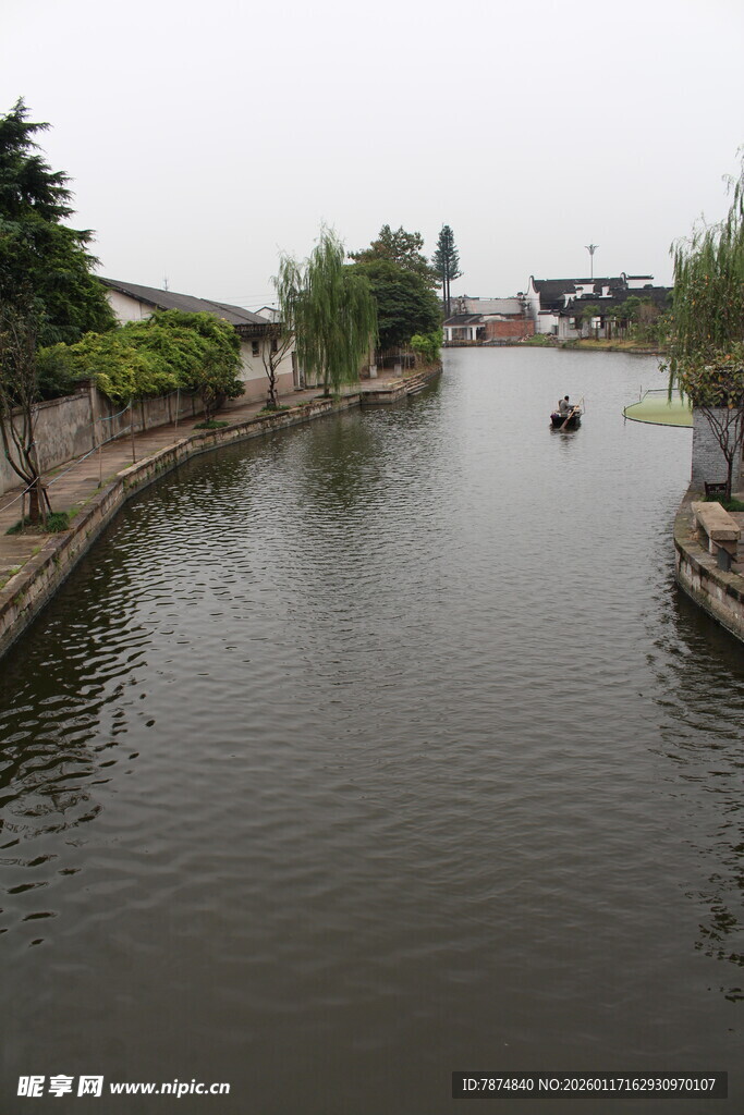 宁静河畔风光
