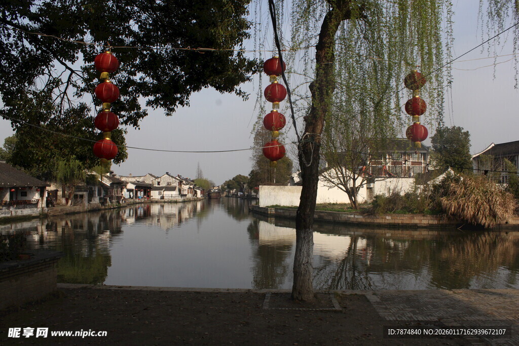 水乡河畔红灯笼点缀美景