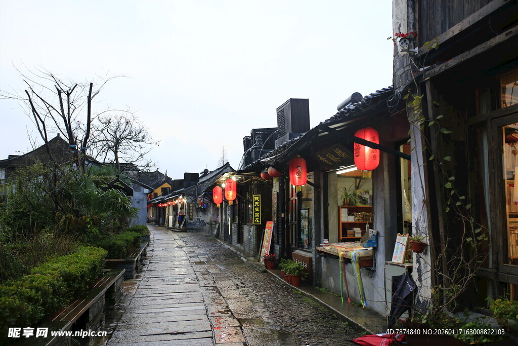 烟雨江南古巷 红灯摇曳