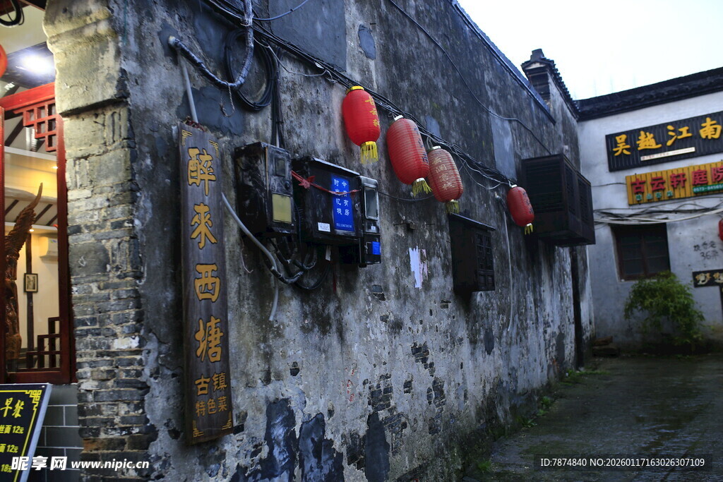 古旧墙面挂红灯笼景象