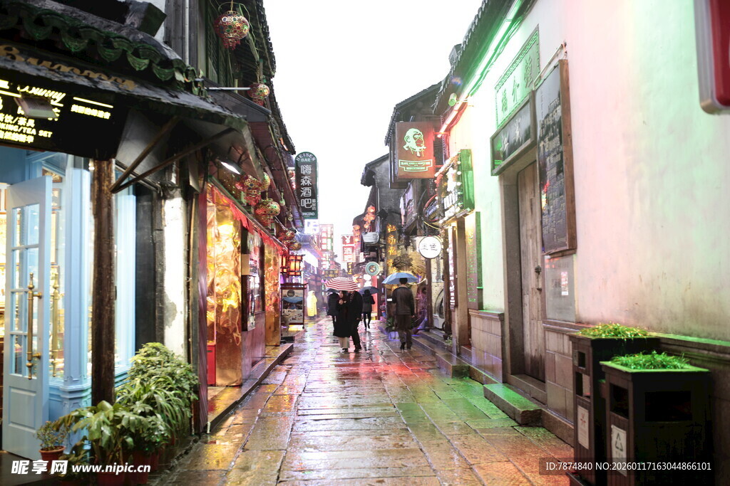 江南水乡雨后古巷行人