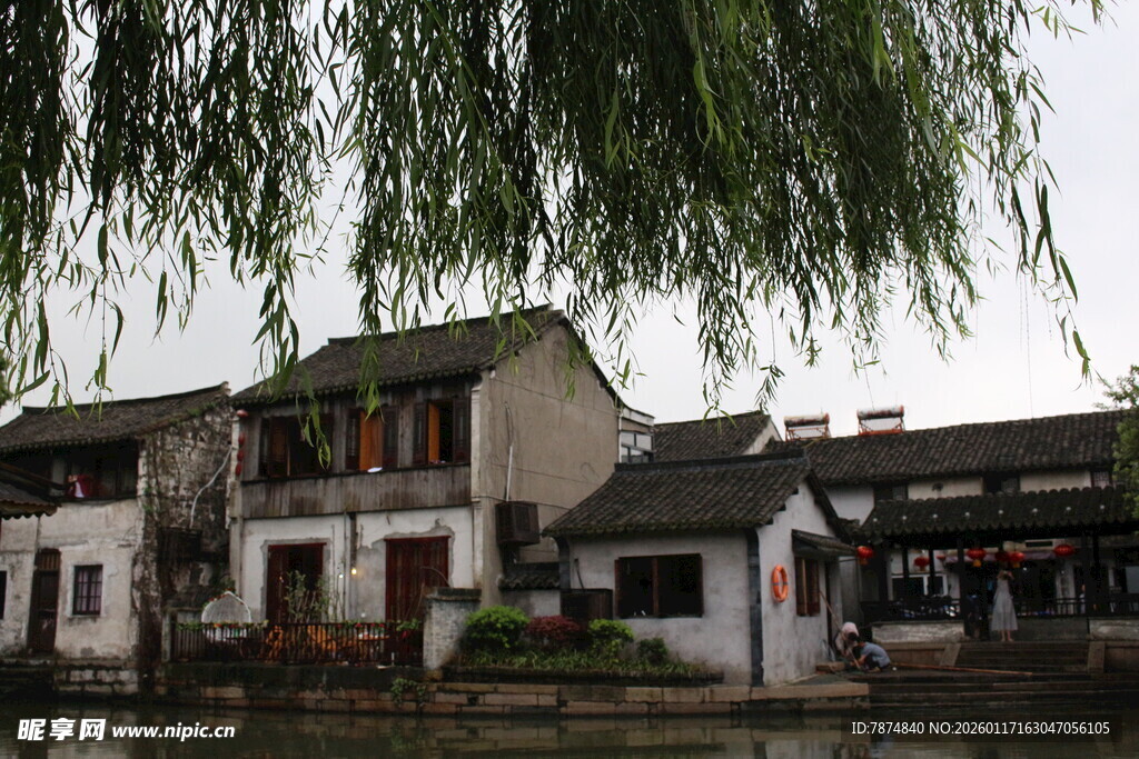 江南水乡古建筑临水而立