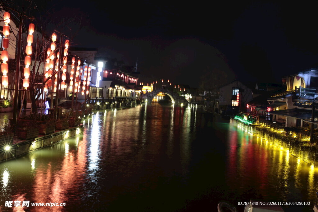 河畔夜景璀璨灯光映照