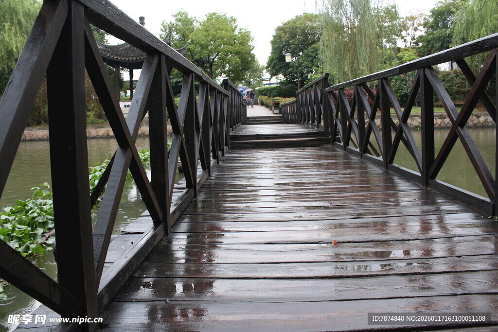 雨后木质小桥景观