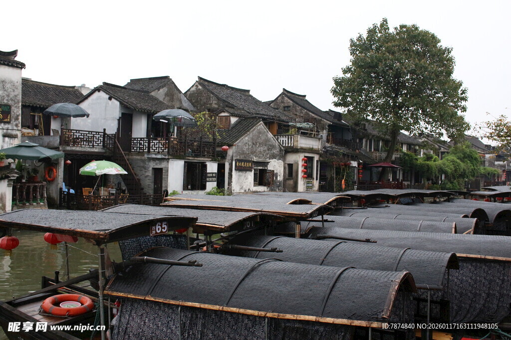 江南水乡乌篷船停靠景象