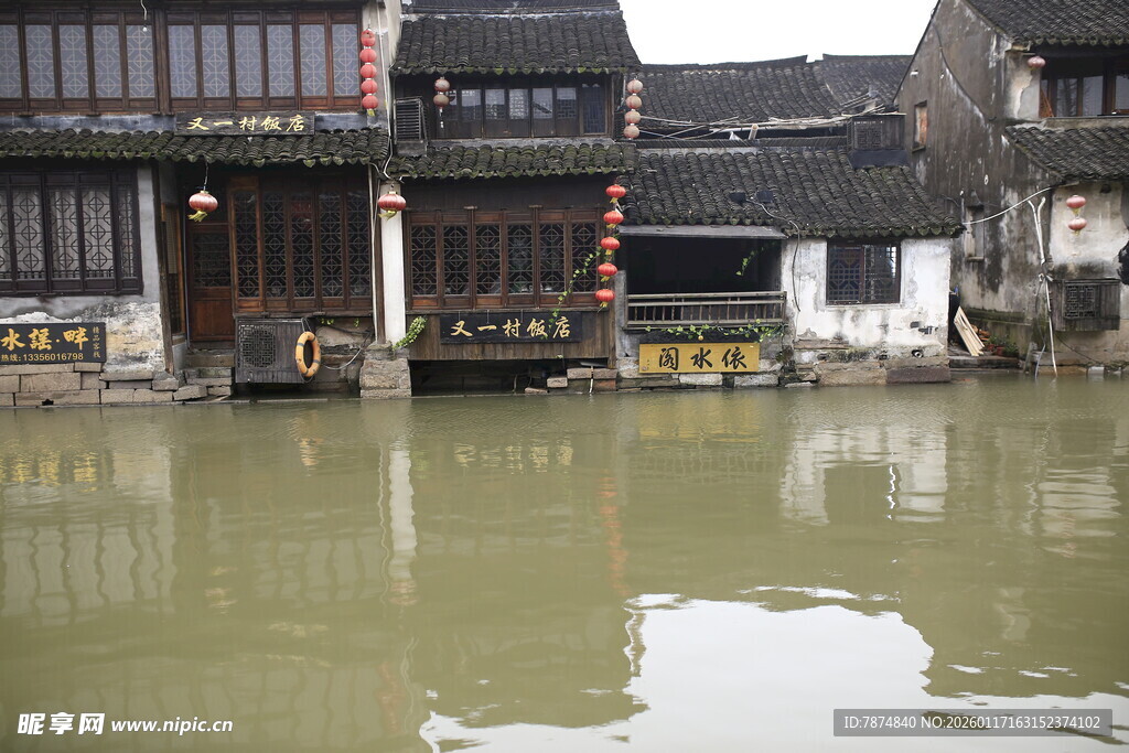 江南水乡古建筑临水而立