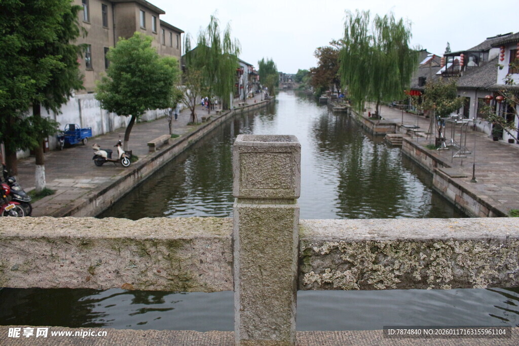 水乡河道旁的静谧街景