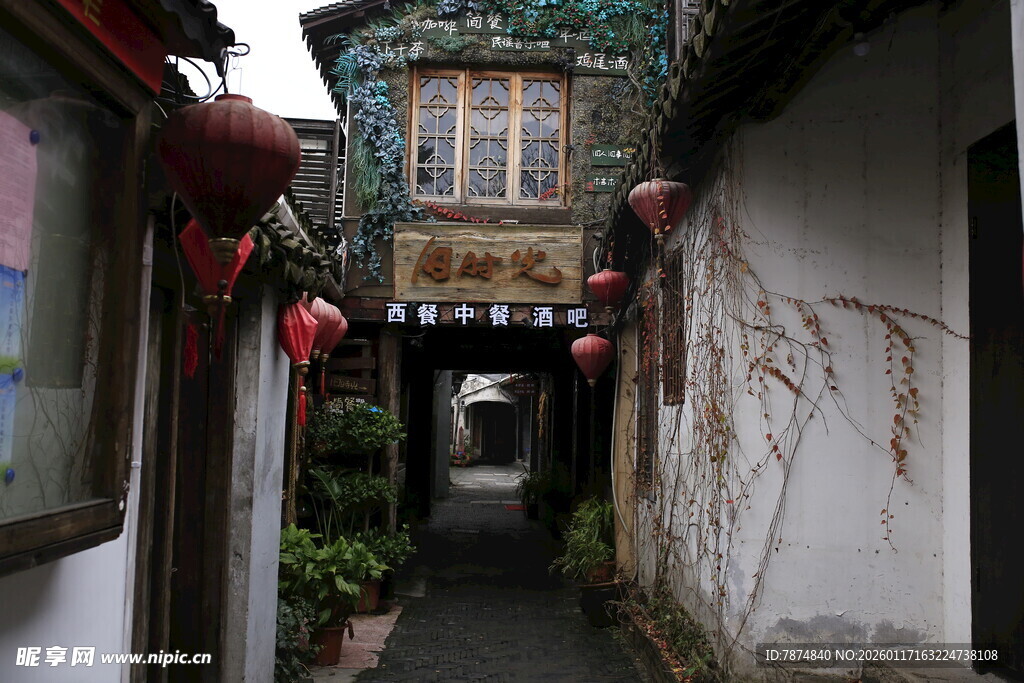 古巷中式建筑挂红灯笼