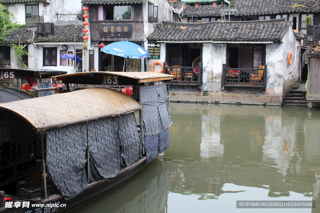 江南水乡乌篷船景色