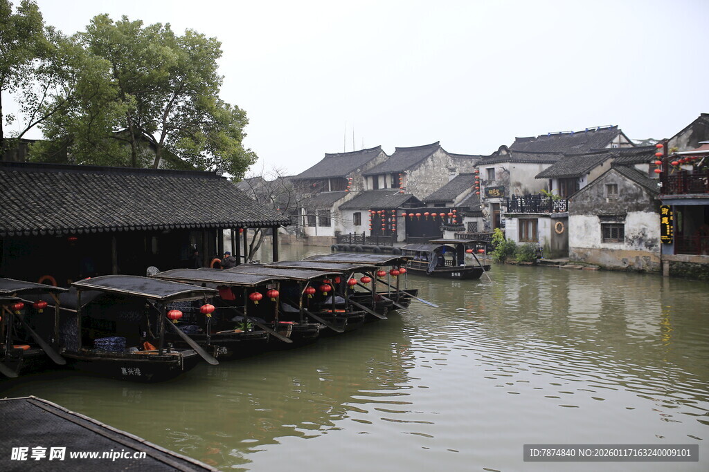 江南水乡 古朴船只傍岸景