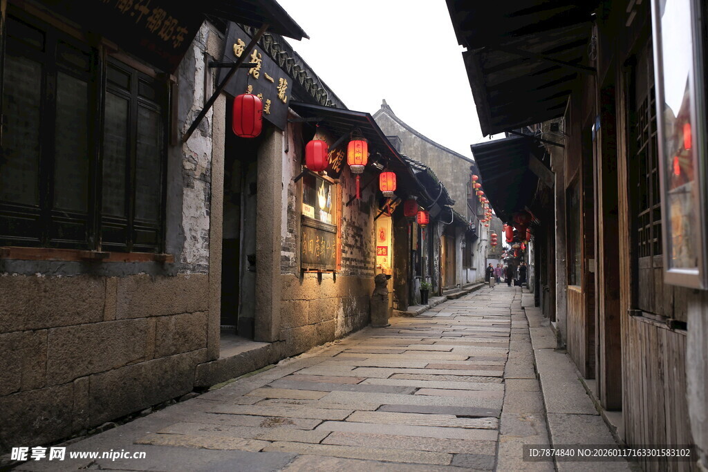 古巷红灯笼 静谧老街景