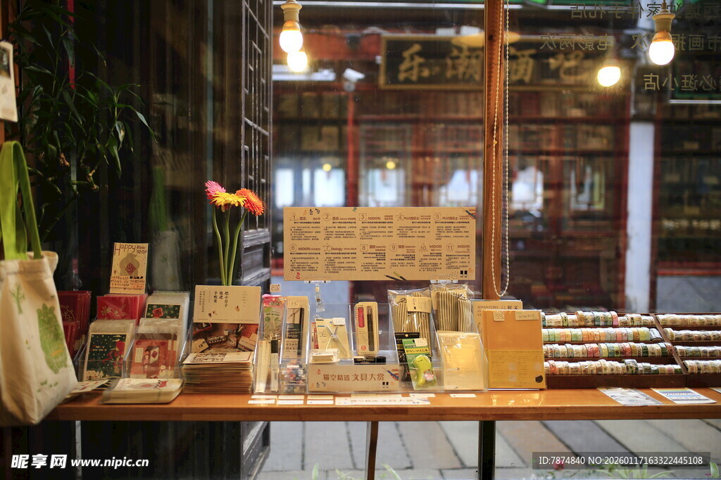 温馨小店内的精致商品陈列