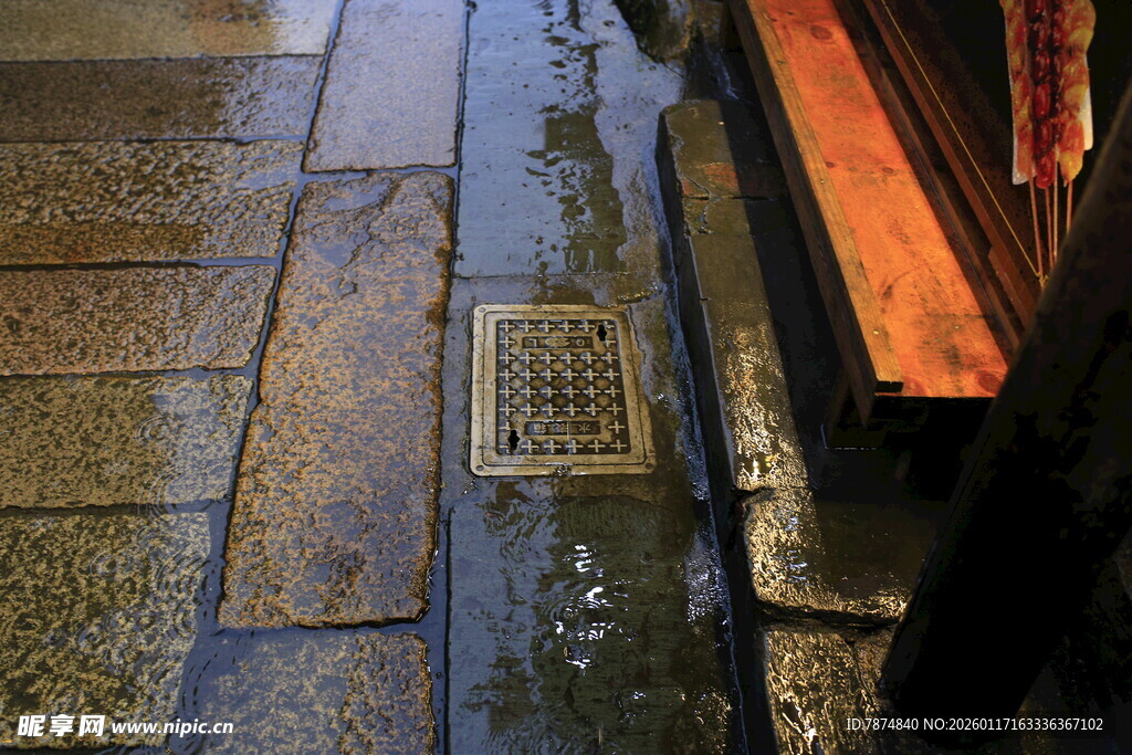 雨后古建地面排水口景象