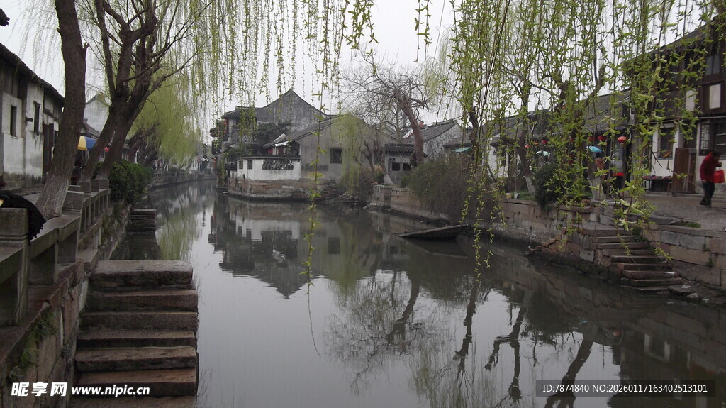 江南水乡静谧河道风光