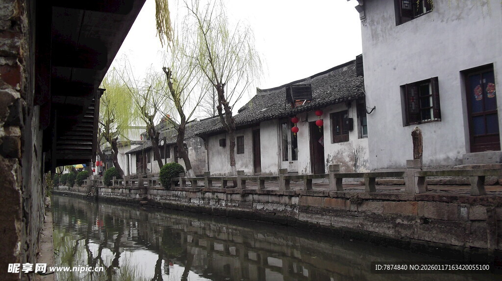 江南水乡 白墙黑瓦临水居