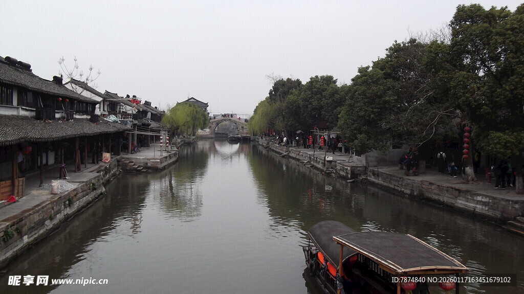 江南水乡河道上的船只