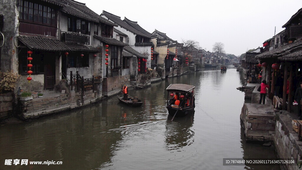 江南水乡河道上的乌篷船