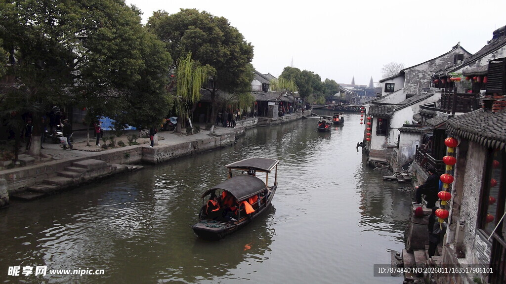 江南水乡河道中的乌篷船