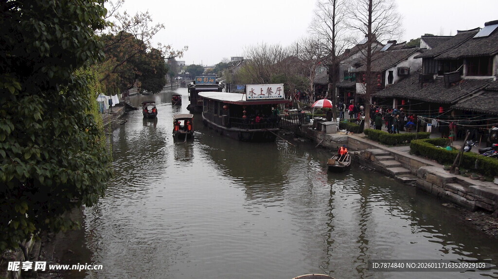 江南水乡河道船只景象