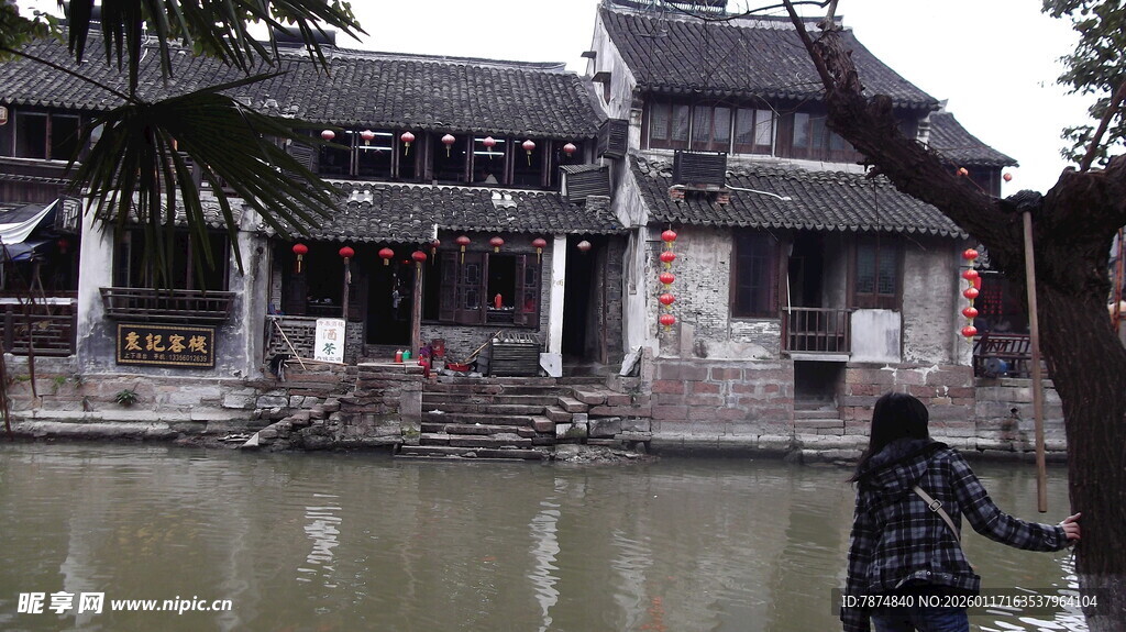 江南水乡古建筑临水而立