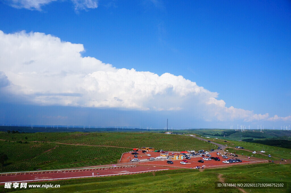 草原上的多彩建筑景观