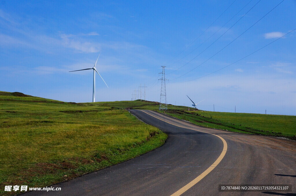 蜿蜒公路旁的风力发电景观