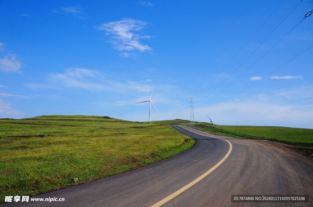 蜿蜒公路穿行于绿野蓝天