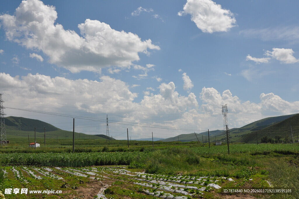 田园风光中的开阔山野景色