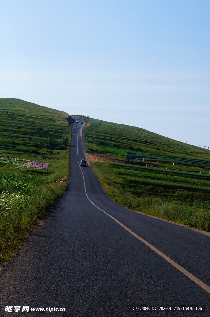 蜿蜒公路穿行于绿野之间