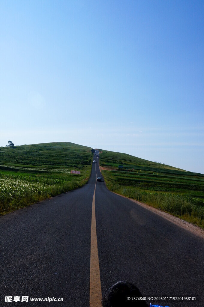 蜿蜒公路伸向远方