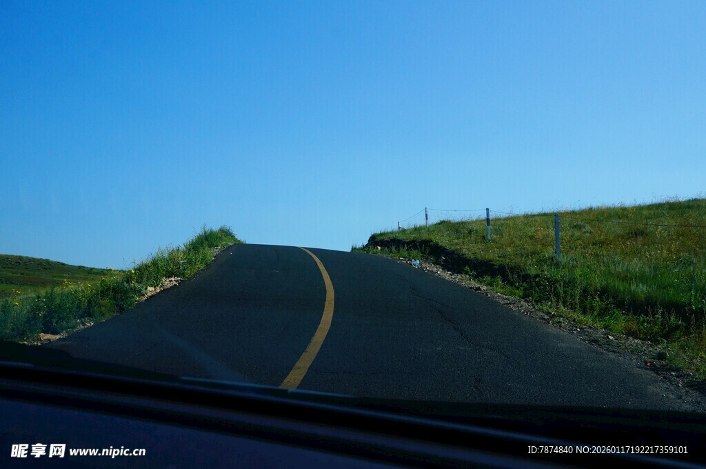 公路前行视角 蓝天绿野