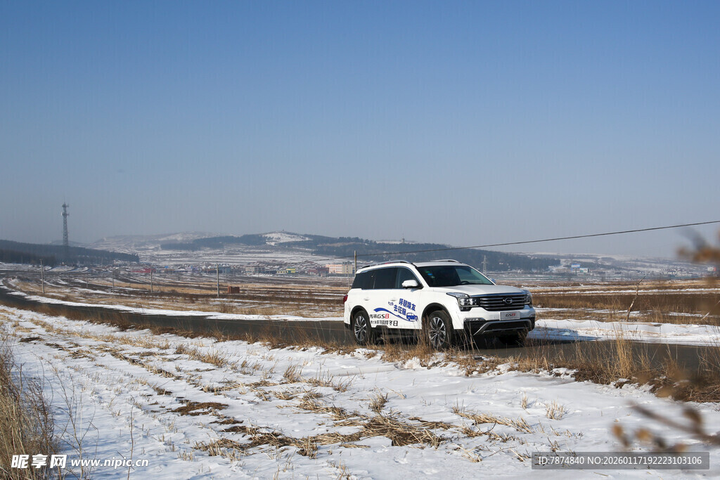雪地中的白色SUV
