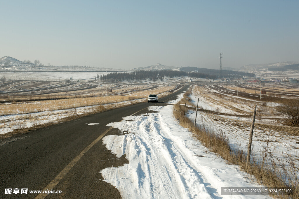 冬日旷野中的蜿蜒公路