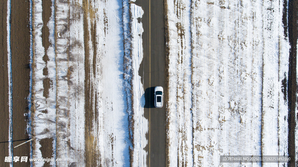 雪地公路上行驶的孤独汽车