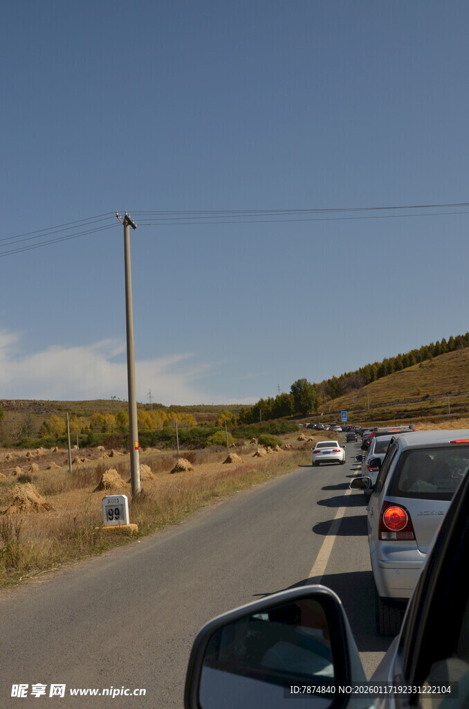 公路上行驶的多辆汽车