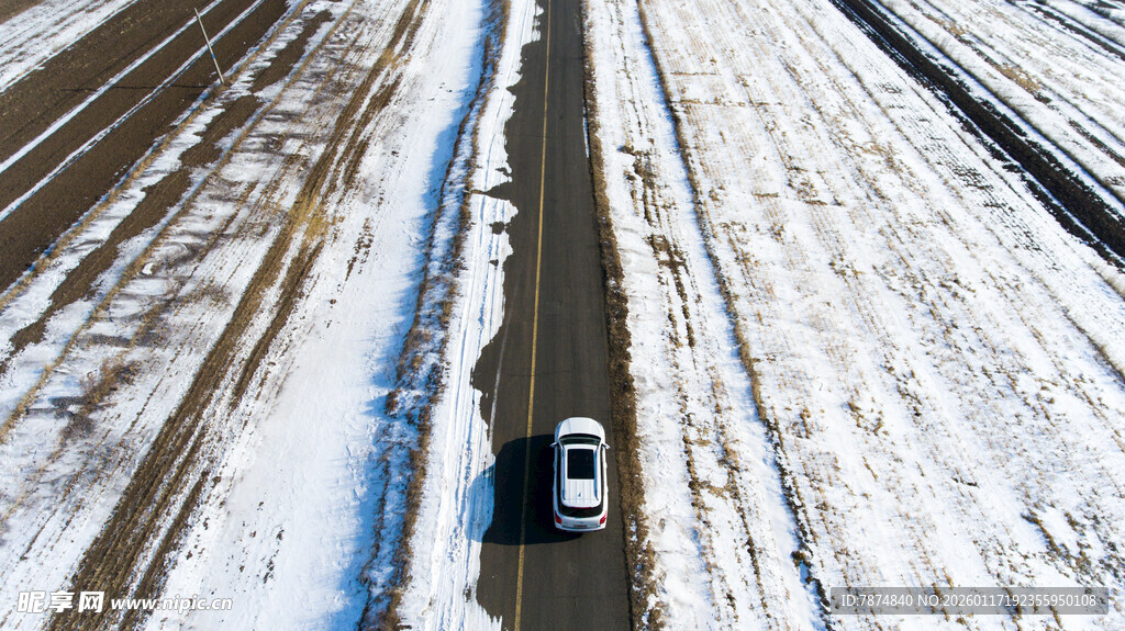 雪地中独行的公路汽车