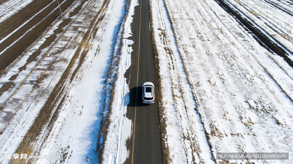 雪地中公路上行驶的车辆