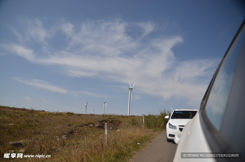 公路上行驶的白色汽车