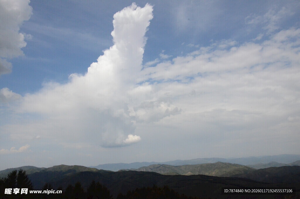 天空中壮观的积雨云