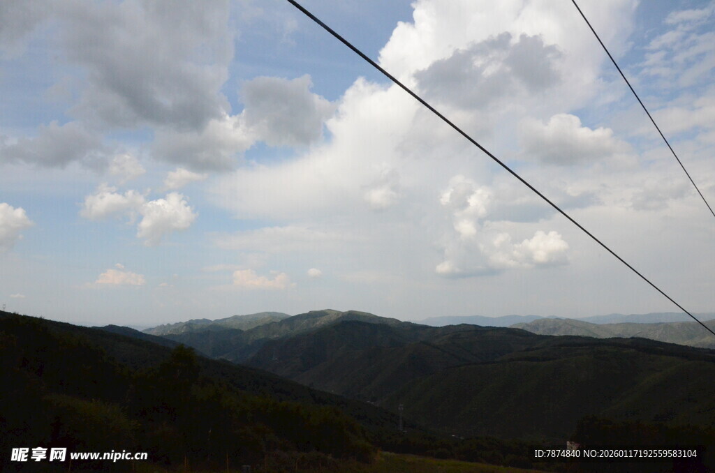 山间电线与蓝天白云风景