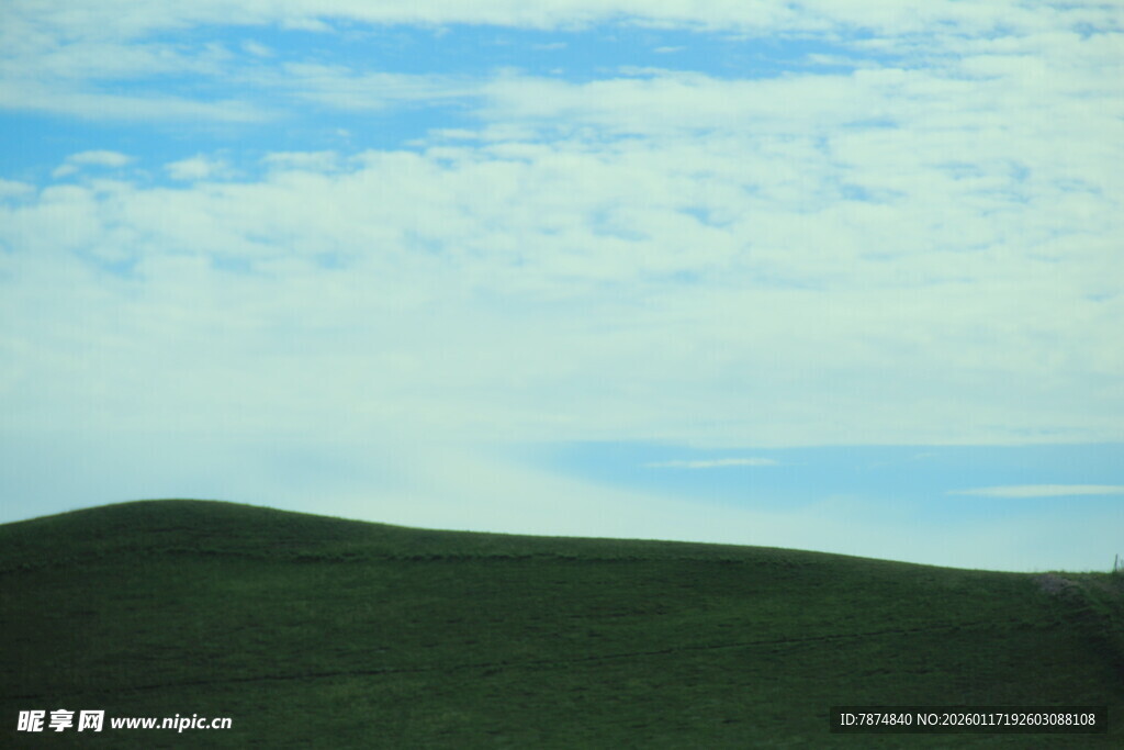 蓝天绿地的美丽景致