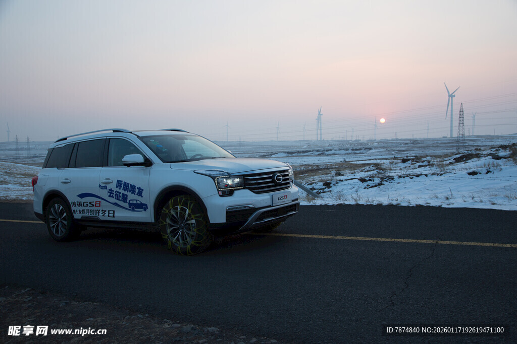 雪地公路上的越野汽车