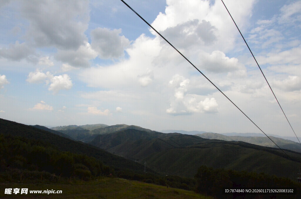 山间电线与蓝天白云美景