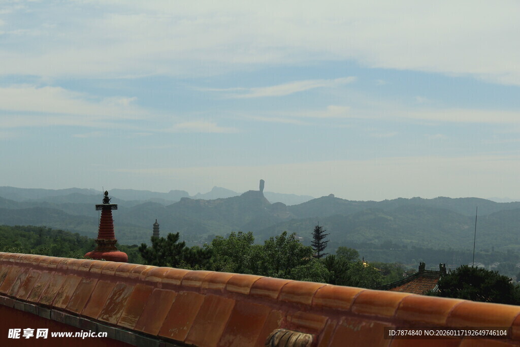 屋顶远眺连绵山峦景色